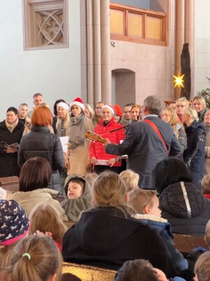 Auch die Lehrer singen ein Weihnachtslied  (Bild vergr&ouml;&szlig;ern)