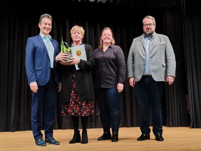 Beim Neujahrsempfang wurde Ute Arendt S&ouml;hngen zur Ehrenvorsitzenden der Stadtverordnetenversammlung ernannt  (Bild vergr&ouml;&szlig;ern)
