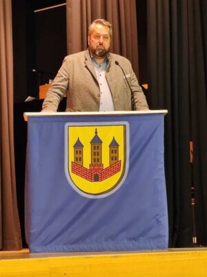 Stadtverordnetenvorsteher Dirk Vogel bei seiner Rede  (Bild vergr&ouml;&szlig;ern)