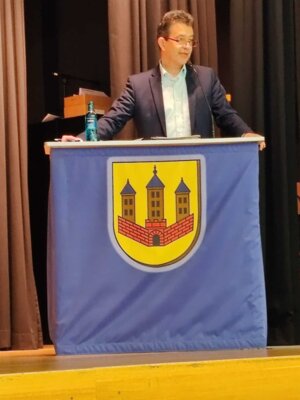 B&uuml;rgermeister Markus B&auml;ckel w&auml;hrend seiner Rede  (Bild vergr&ouml;&szlig;ern)