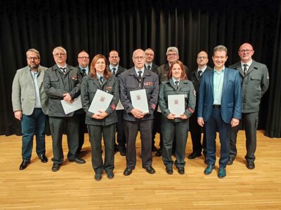Einige Ehrungen bei den Feuerwehren standen ebenfalls auf dem Programm  (Bild vergr&ouml;&szlig;ern)