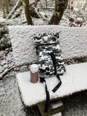 Rucksack mit winterlichem Outfit  (Bild vergr&ouml;&szlig;ern)