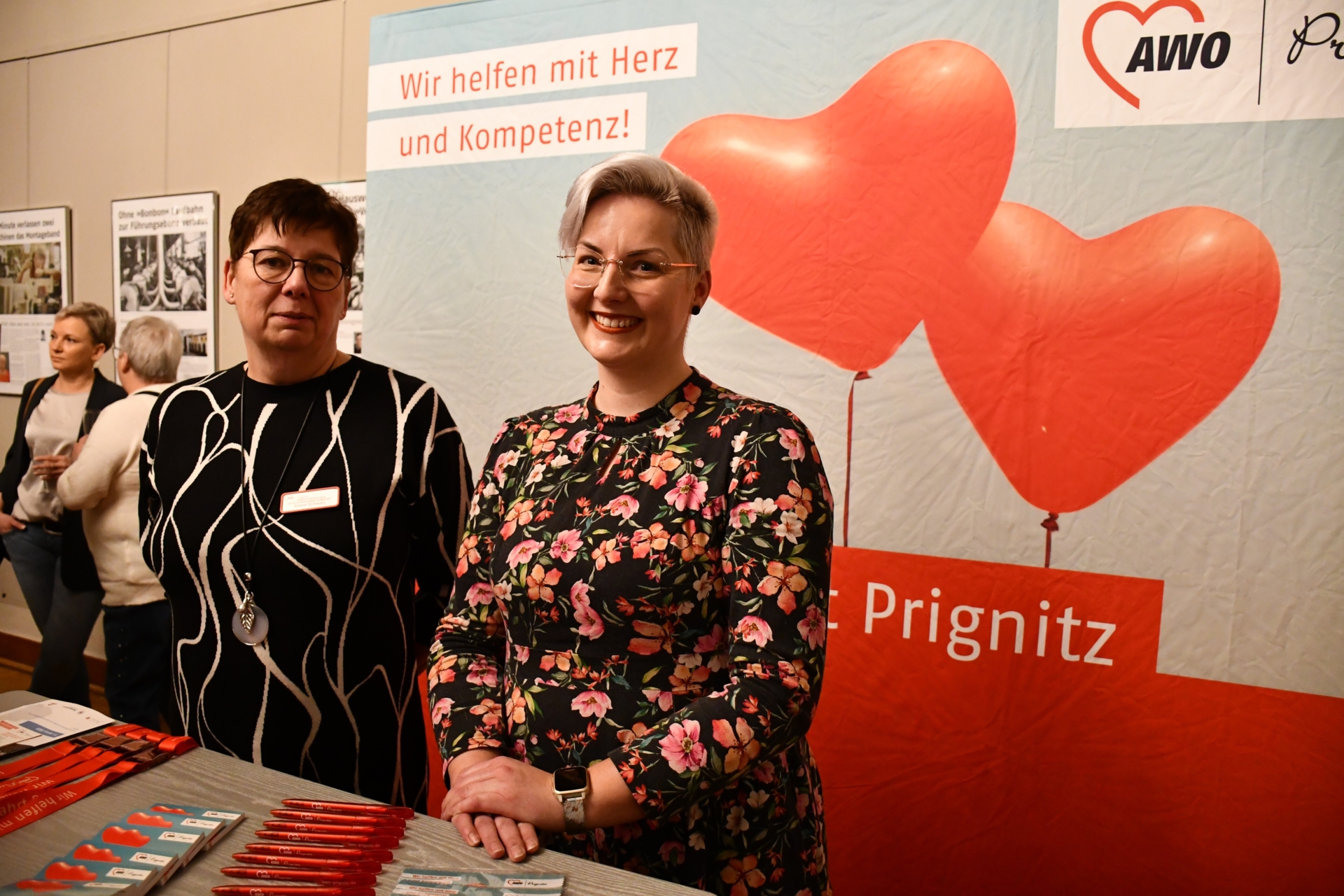 Bild: Dietra Schwarz (l.) und Marena Hirsekorn war die Freude über das gute Spendenergebnis für die AWO Obdachlosenunterkunft Groß Pankow anzusehen. Foto: Bernd Atzenroth / Landkreis Prignitz