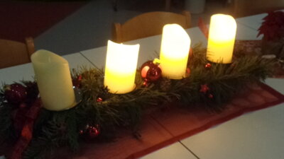 Bei unserer Weihnachtsfeier waren die Tische stimmungsvoll gedeckt.  (Bild vergr&ouml;&szlig;ern)