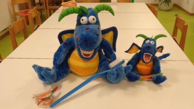 Die lustigen Saurier "Fridolin" hatten ihre Zahnb&uuml;rsten dabei.n  (Bild vergr&ouml;&szlig;ern)