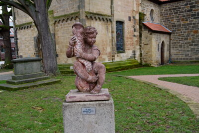Knabe mit Fisch  (Bild vergr&ouml;&szlig;ern)