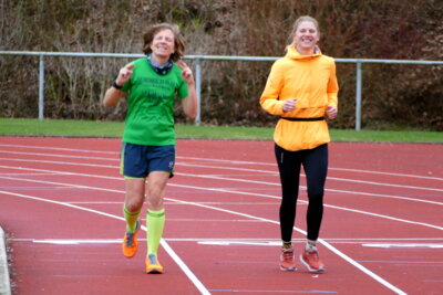 Melli und Svenja  (Bild vergr&ouml;&szlig;ern)
