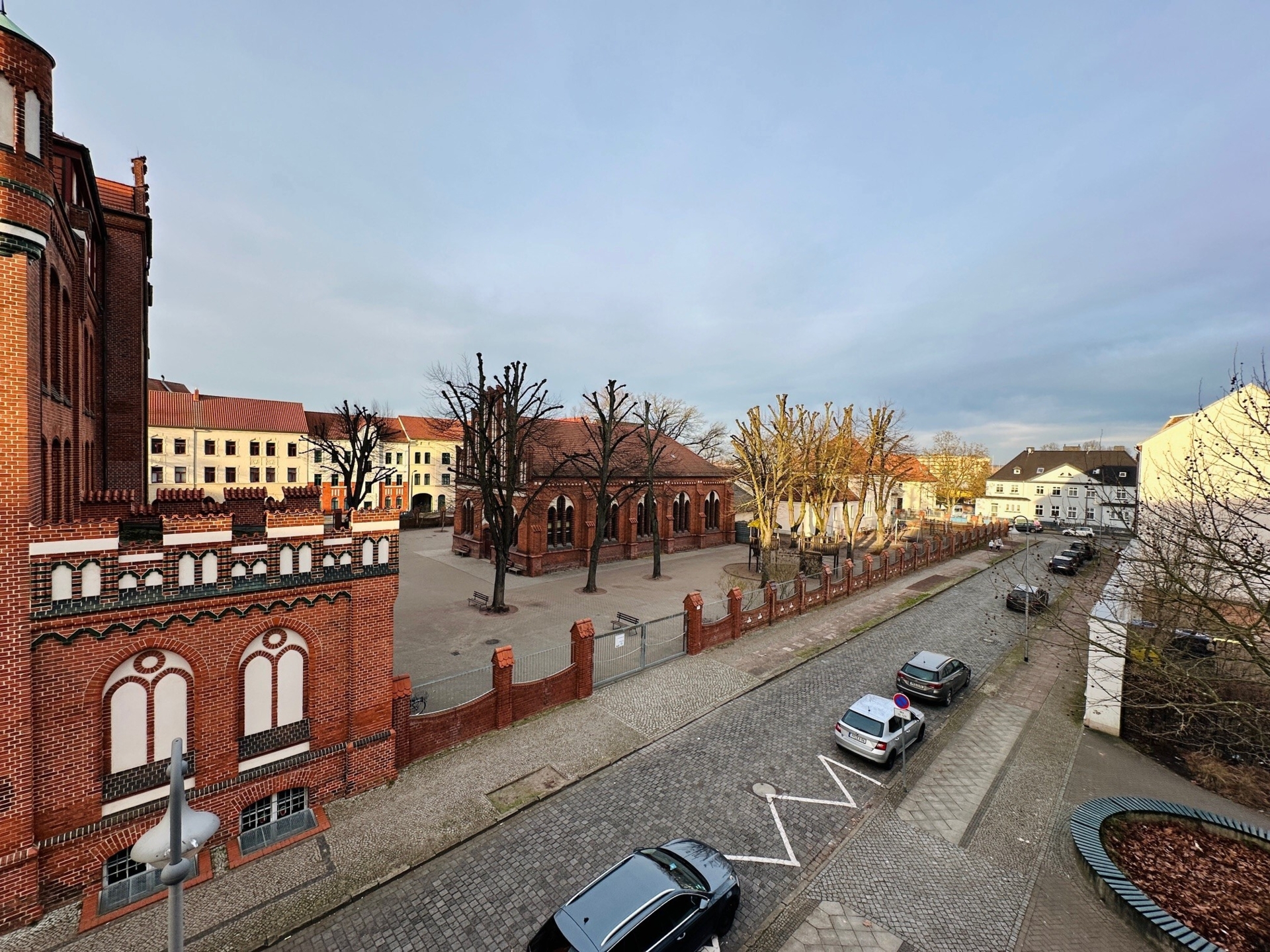 Bild: Der Campus Nedwigstraße mit dem Schulhof der Friedrich-Ludwig-Jahn-Grundschule