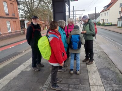 Warten auf die Stadtbahn ...  (Bild vergr&ouml;&szlig;ern)