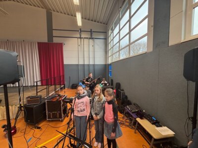 Auftritt der Schulband  (Bild vergr&ouml;&szlig;ern)
