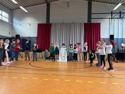 Klasse Flex A: Tanz und Lied "Es schneit, hurra!"  (Bild vergr&ouml;&szlig;ern)