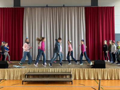 Tanzgruppe der Klassen 1 bis 3  (Bild vergr&ouml;&szlig;ern)