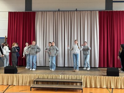 Tanzgruppe der Klassen 4 bis 6  (Bild vergr&ouml;&szlig;ern)