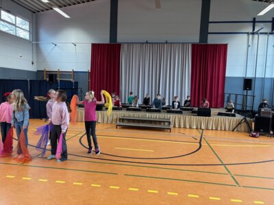 Klasse 3 musiziert auf dem Metallophon und tanzt dazu  (Bild vergr&ouml;&szlig;ern)