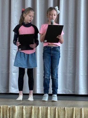 Gedichtvortrag von Sch&uuml;lerinnen der Klasse 3  (Bild vergr&ouml;&szlig;ern)