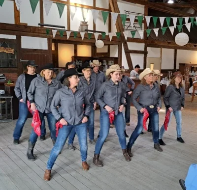 Line Dance Gruppe  (Bild vergr&ouml;&szlig;ern)