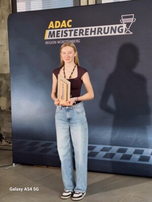 Vorschaubild: Paula Heinsch mit dem Pokal