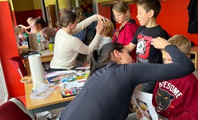 Kinderschminken  (Bild vergr&ouml;&szlig;ern)