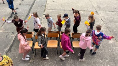 Stuhltanz2  (Bild vergr&ouml;&szlig;ern)