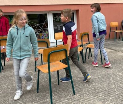 stuhltanz3  (Bild vergr&ouml;&szlig;ern)