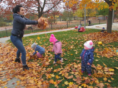 Mit Blättern spielen macht einfach Spaß.  (Bild vergrößern)