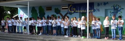 Die Klasse 3 hat uns ein Willkommenslied gefl&ouml;tet und gesungen,  (Bild vergr&ouml;&szlig;ern)