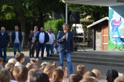 Herr von Estorff hat uns begr&uuml;&szlig;t  (Bild vergr&ouml;&szlig;ern)