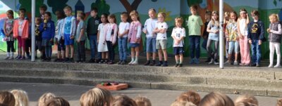 und die Klasse 2 sagte ein Gedicht auf, passend zum Wetter: "Die Sommersonne lacht".  (Bild vergr&ouml;&szlig;ern)