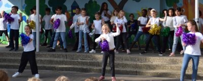 Dann gab es laute Musik auf die Ohren und dazu tanzte die Klasse 3.  (Bild vergr&ouml;&szlig;ern)