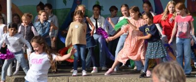... und es dauerte gar nicht lange, da haben ganz viele Kinder einfach mitgetanzt!  (Bild vergr&ouml;&szlig;ern)