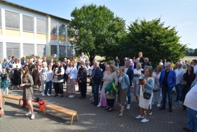 Nach der ersten Unterrichtstunde gab es dann auch noch einen Fototermin.  (Bild vergr&ouml;&szlig;ern)