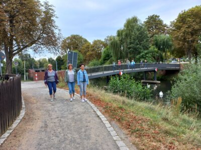 auf dem Weg zur Kahnanlegestelle  (Bild vergr&ouml;&szlig;ern)