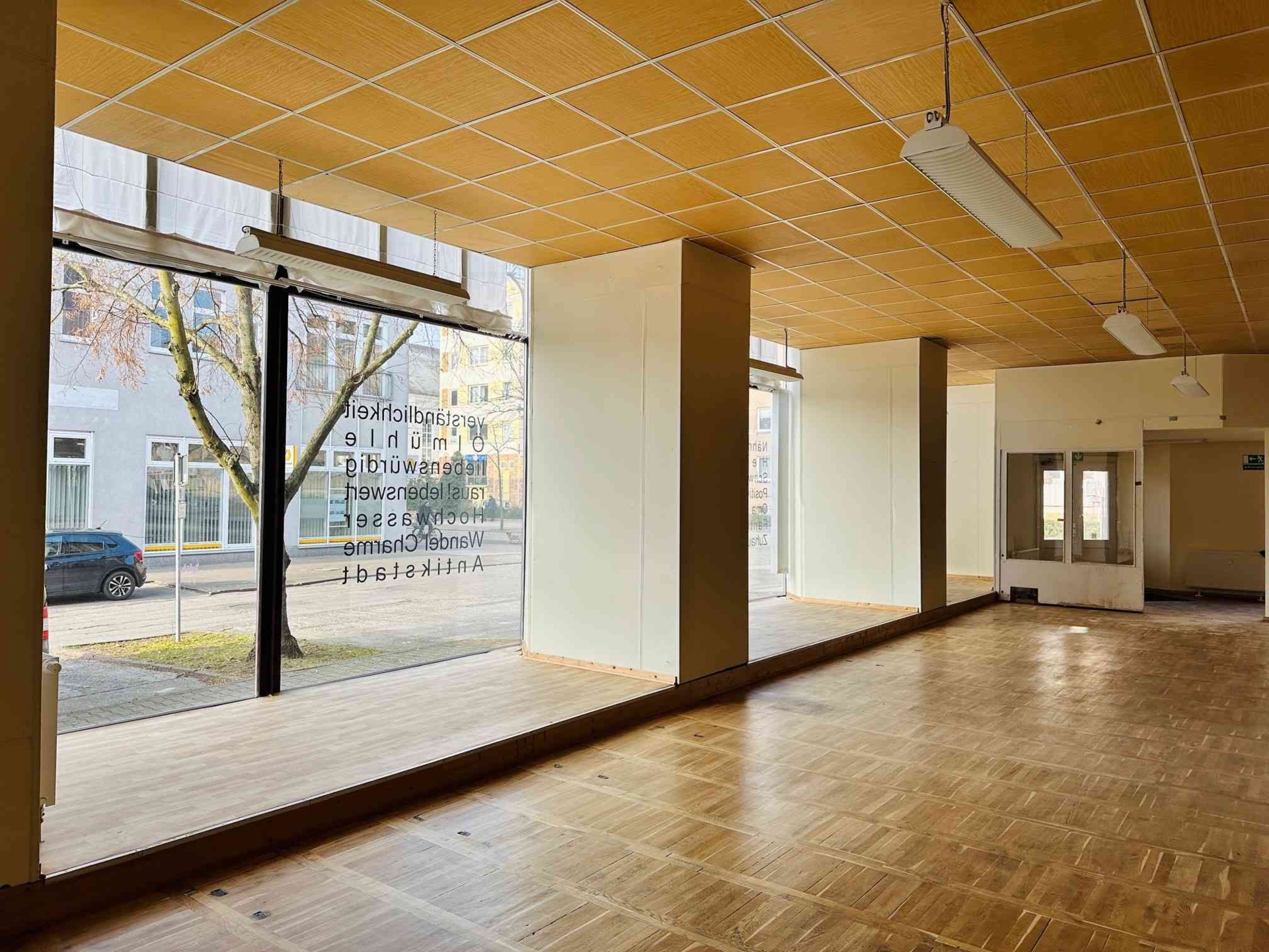 Bild: Schaufensternischen im Erdgeschoss