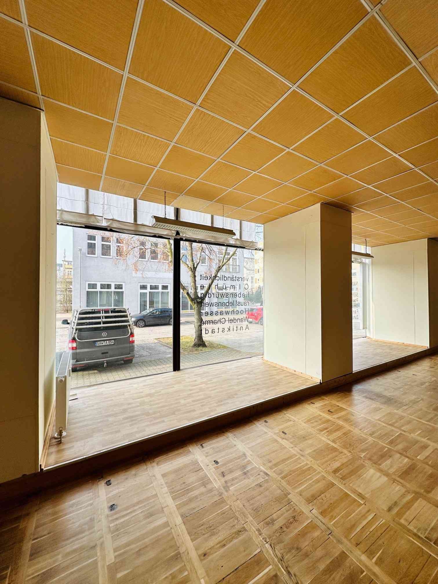 Bild: Schaufensternischen im Erdgeschoss