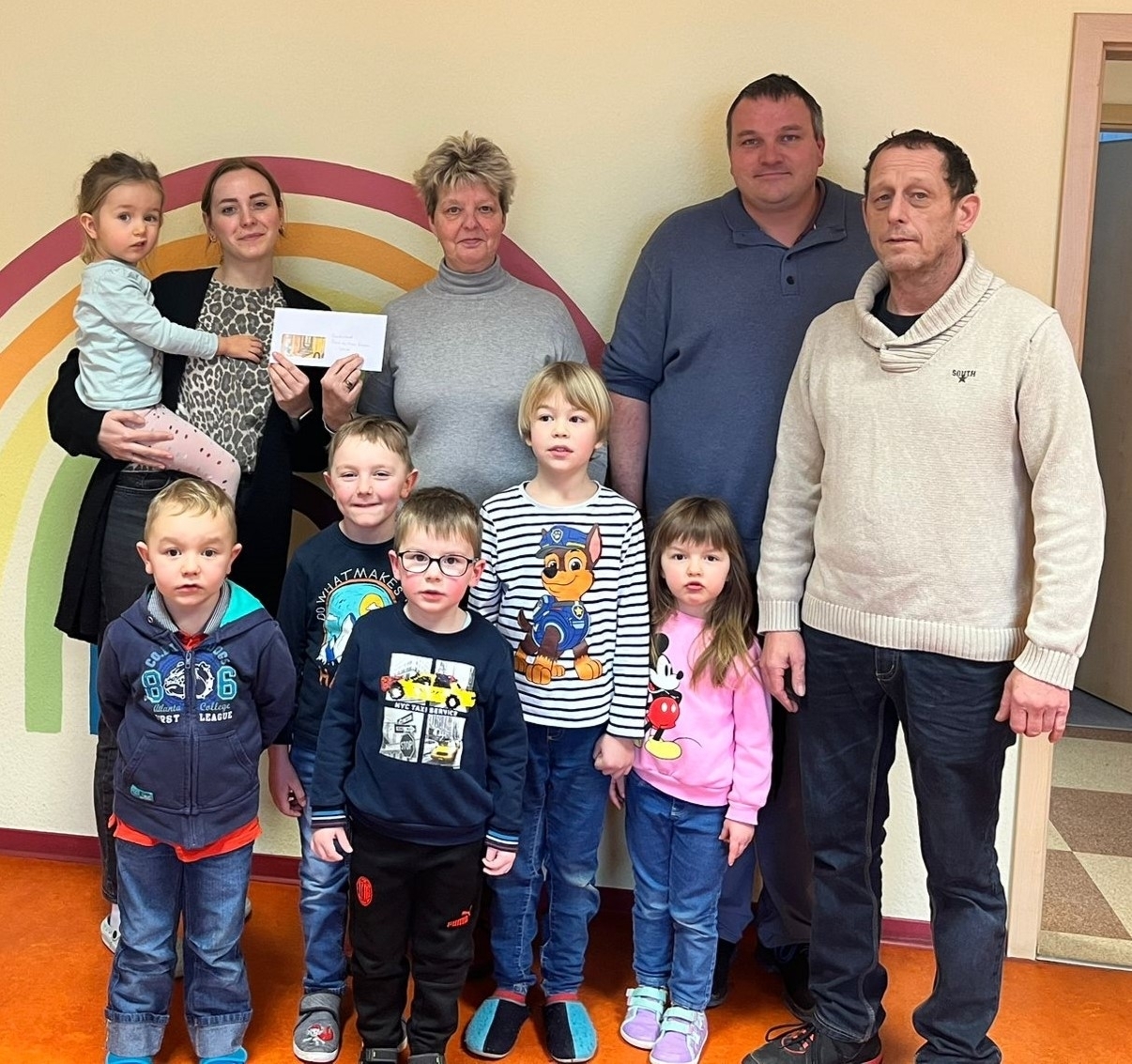 Bild: Spendenübergabe im Kinderland