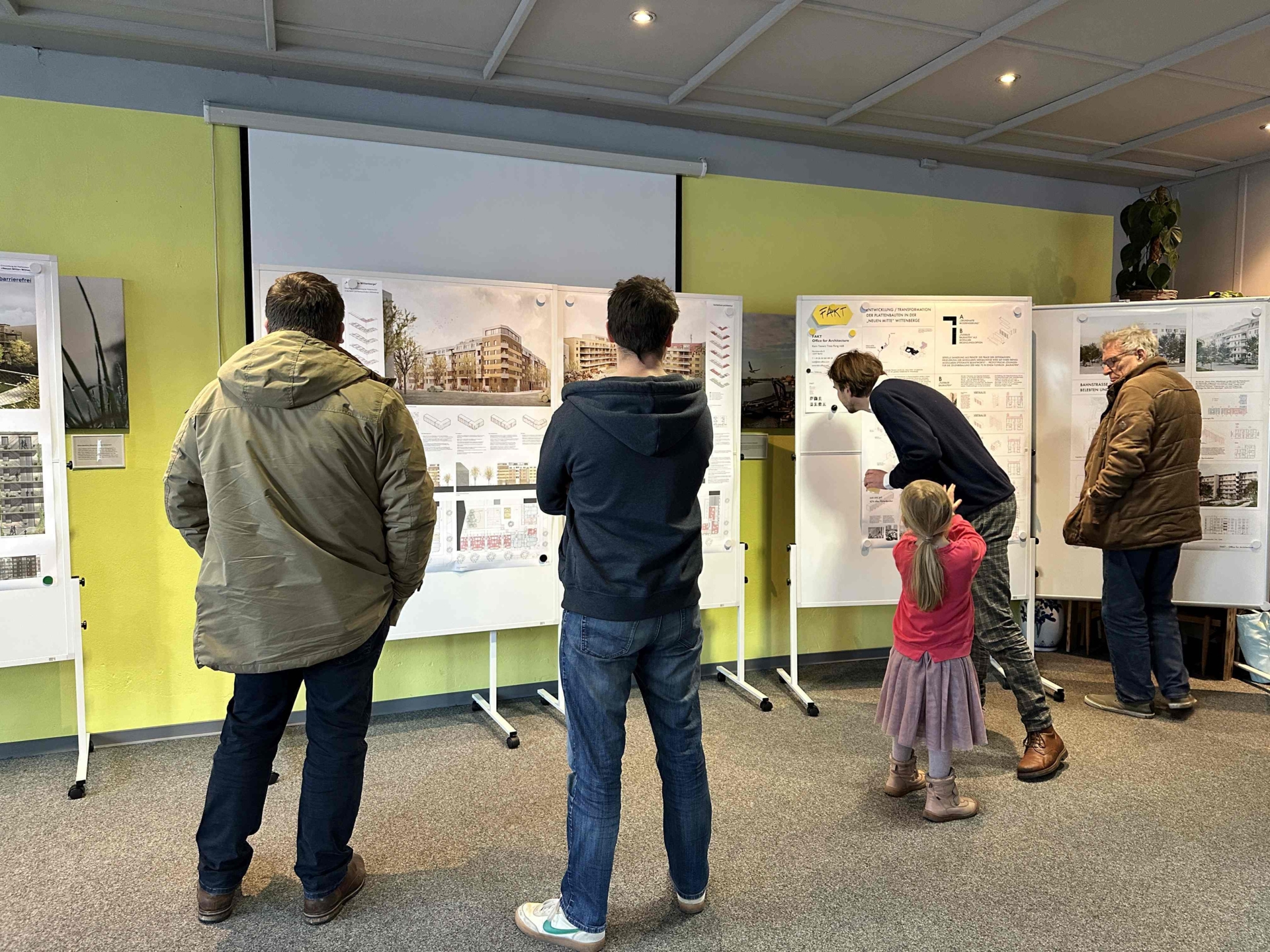 Bild: Besucher der Ausstellung in der Ansprech.Bar