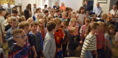 Wir singen: "Wir machen uns auf den Weg ins Leben".  (Bild vergr&ouml;&szlig;ern)