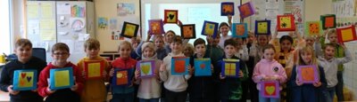 Foto des Albums: Die Kinder der Klasse 4 gestalten aufwändige Martinslaternen