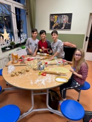 Foto des Albums: Adventsfeiern 3. bis 7. 12.: Weihnachtsbäckerei in allen Klassen