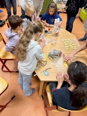 Foto des Albums: Adventsfeiern 3. bis 7. 12.: Weihnachtsbäckerei in allen Klassen