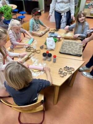 Foto des Albums: Adventsfeiern 3. bis 7. 12.: Weihnachtsbäckerei in allen Klassen