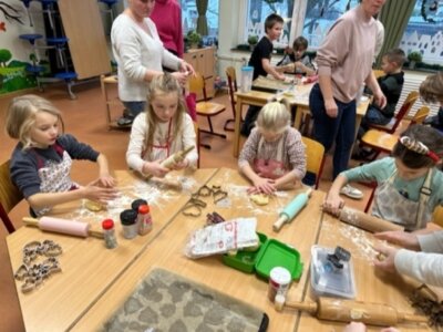 Foto des Albums: Adventsfeiern 3. bis 7. 12.: Weihnachtsbäckerei in allen Klassen