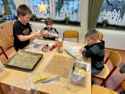 Foto des Albums: Adventsfeiern 3. bis 7. 12.: Weihnachtsbäckerei in allen Klassen