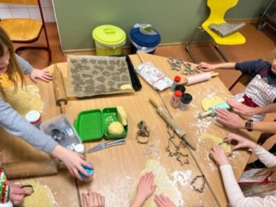Foto des Albums: Adventsfeiern 3. bis 7. 12.: Weihnachtsbäckerei in allen Klassen