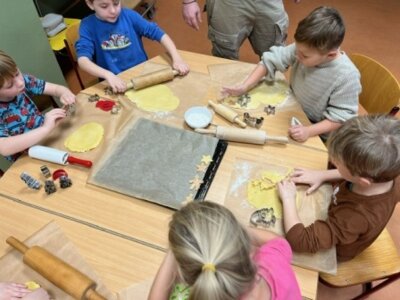 Foto des Albums: Adventsfeiern 3. bis 7. 12.: Weihnachtsbäckerei in allen Klassen