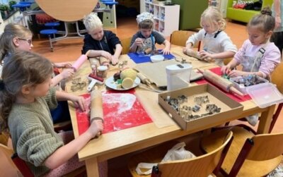 Foto des Albums: Adventsfeiern 3. bis 7. 12.: Weihnachtsbäckerei in allen Klassen