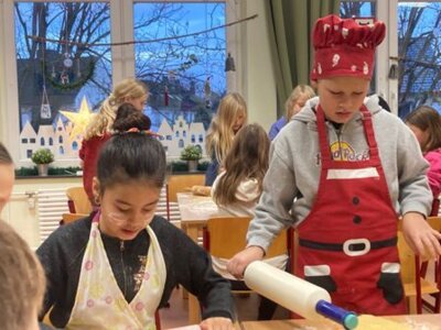 Foto des Albums: Adventsfeiern 3. bis 7. 12.: Weihnachtsbäckerei in allen Klassen