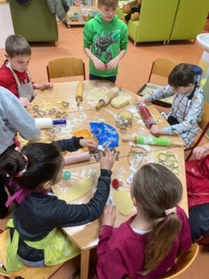 Foto des Albums: Adventsfeiern 3. bis 7. 12.: Weihnachtsbäckerei in allen Klassen