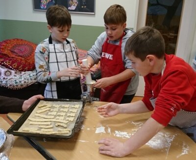 Foto des Albums: Adventsfeiern 3. bis 7. 12.: Weihnachtsbäckerei in allen Klassen