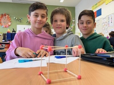 Foto des Albums: Einblicke in den Mathematikunterricht in der Klasse 3b:  Geometrie: Wir bauen Würfel.